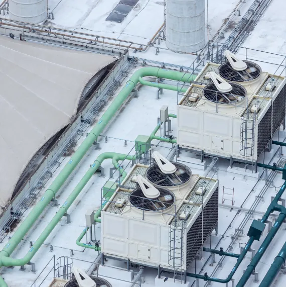 מערכת מגדלי קירור ודודי קיטור פעילים במתחם תעשייתי