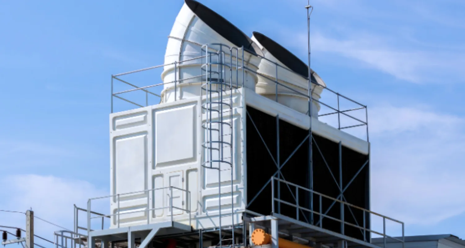 מגדל קירור עם מערכת כימיקלית למניעת שיקוע אבנית וקורוזיה