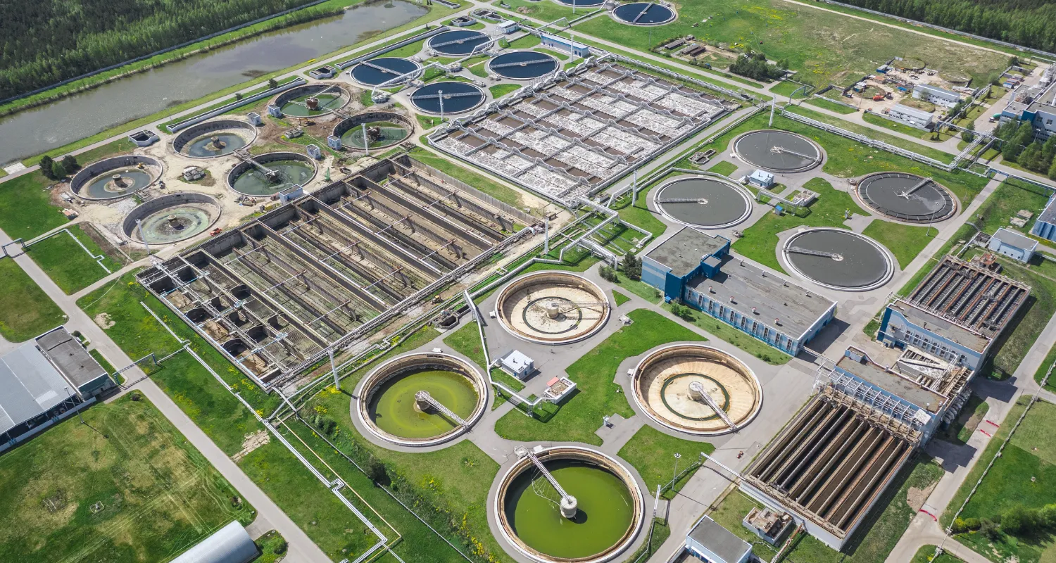 רשתות מים חיצוניות עם מאגרי מים במתקן תעשייתי, פתרונות מים מתקדמים.