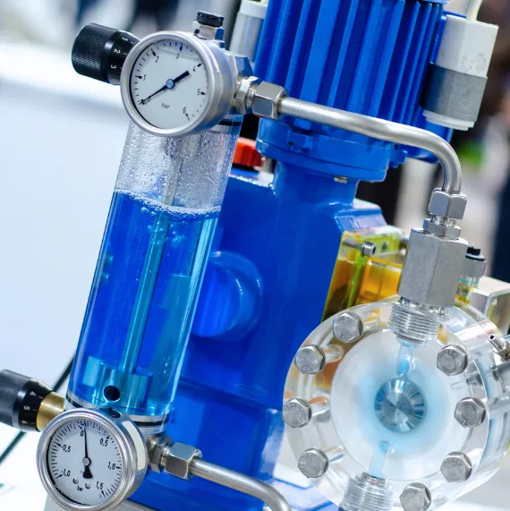 מים בתוך צינור קטן עם מיכל לחץ וצינור להעברת מים